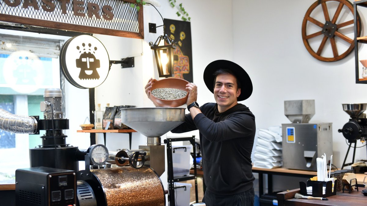 Además de sus vídeos también ha emprendido con el café y el puro ecuatoriano.