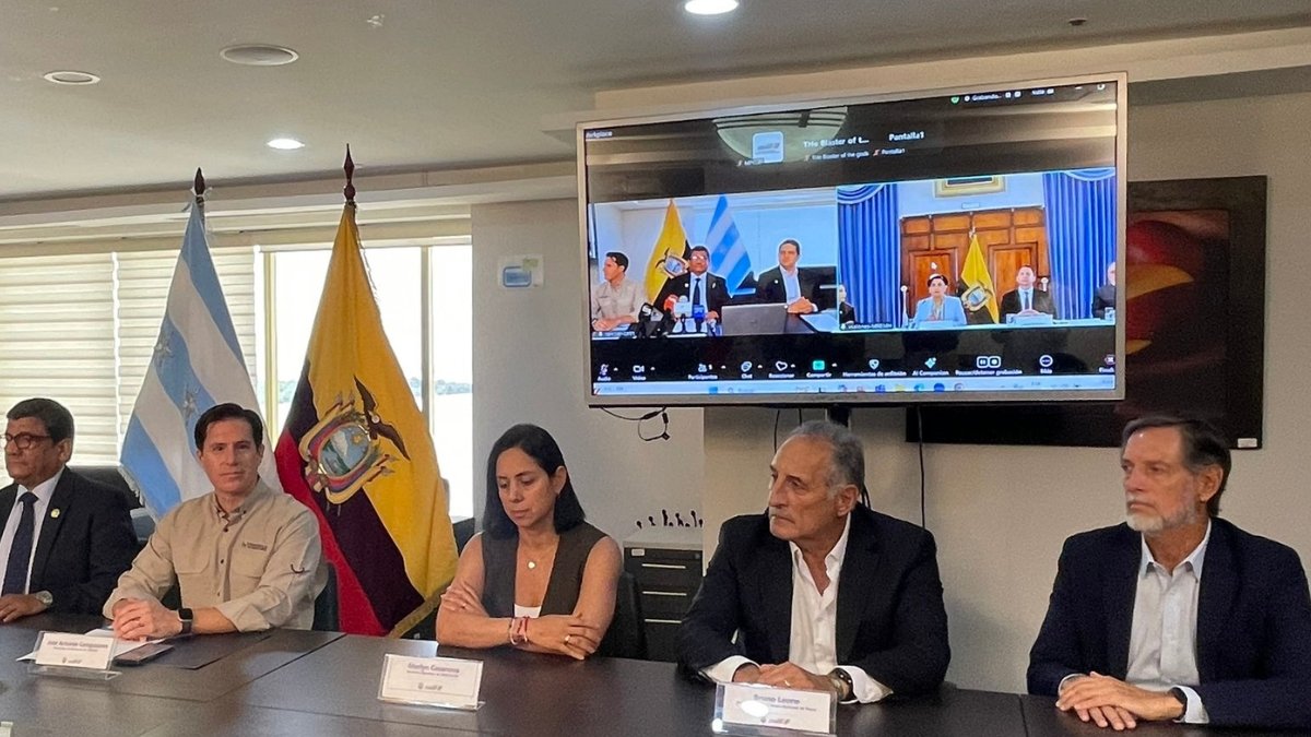 Representantes del Gobierno y gremios productivos anunciaron acciones tras la decisión de EE. UU.