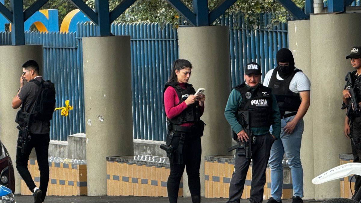 Los policías de Criminalística levantaron evidencias en la escena para tener más detalles del robo y ubicar a los delincuentes.