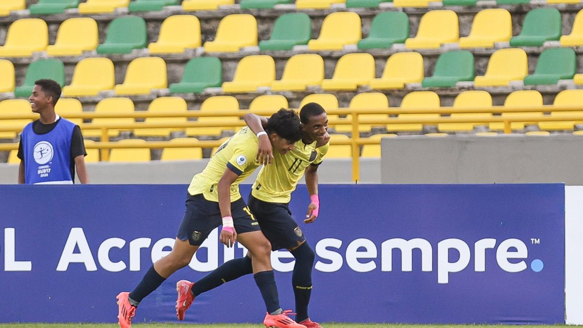 Jugadores de la selección Sub 17 de la Tricolor festejan en el triunfo contra Bolivia en el Sudamericano