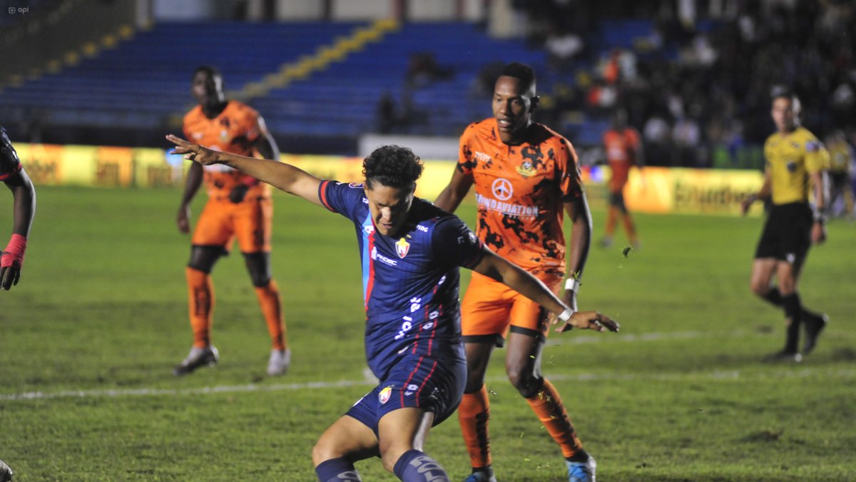 Libertad y El Nacional se enfrentaron en el estadio Reina del Cisne de Loja.