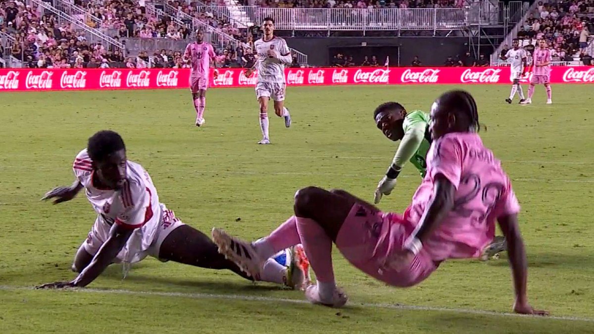 Allen Obando en la opción más clara que tuvo para anotar en su estreno.