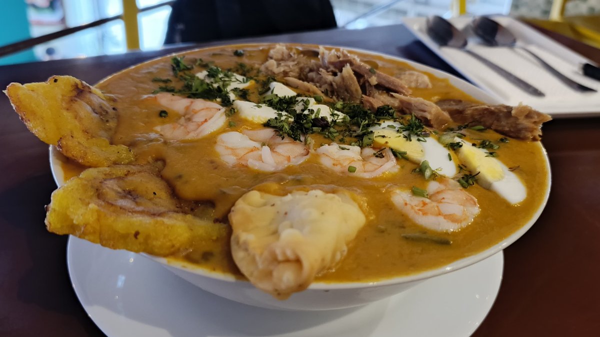 Algunos platos de fanesca se realizan con maduro y camarones.