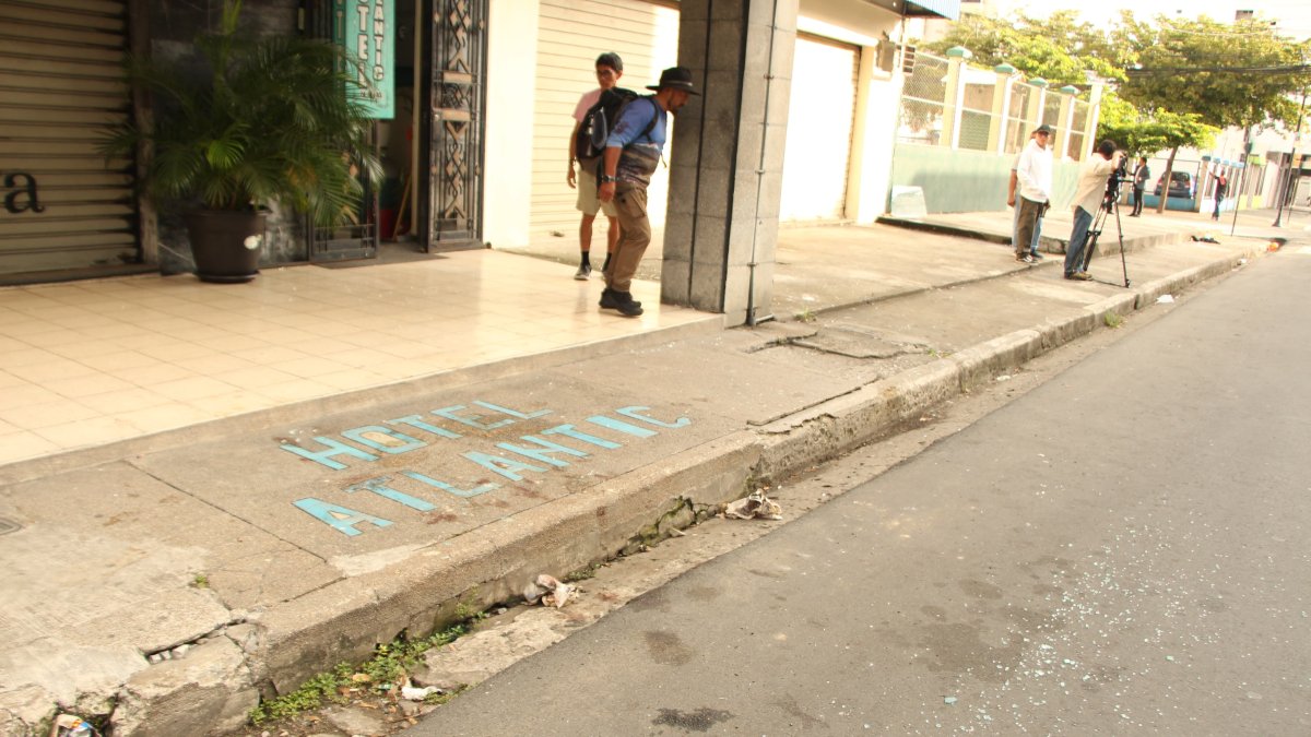 En los exteriores del alojamiento quedaron vidrios del taxi en donde estaban parte de las víctimas.