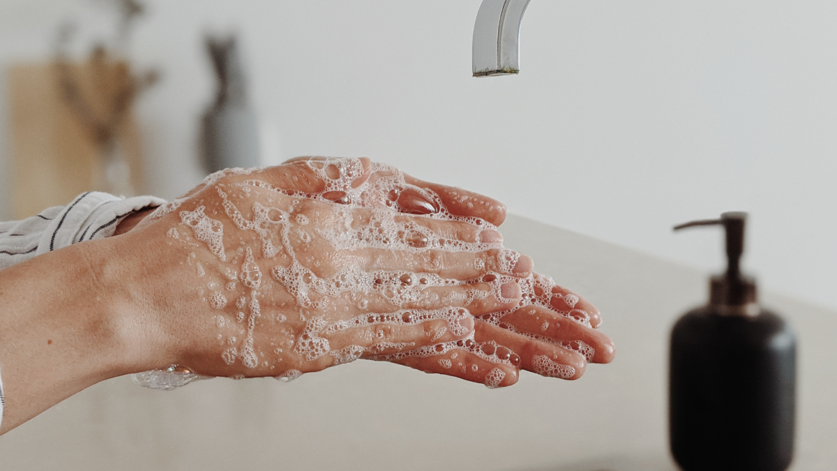 El lavado adecuado de manos es fundamental para prevenir infecciones respiratorias y gastrointestinales.