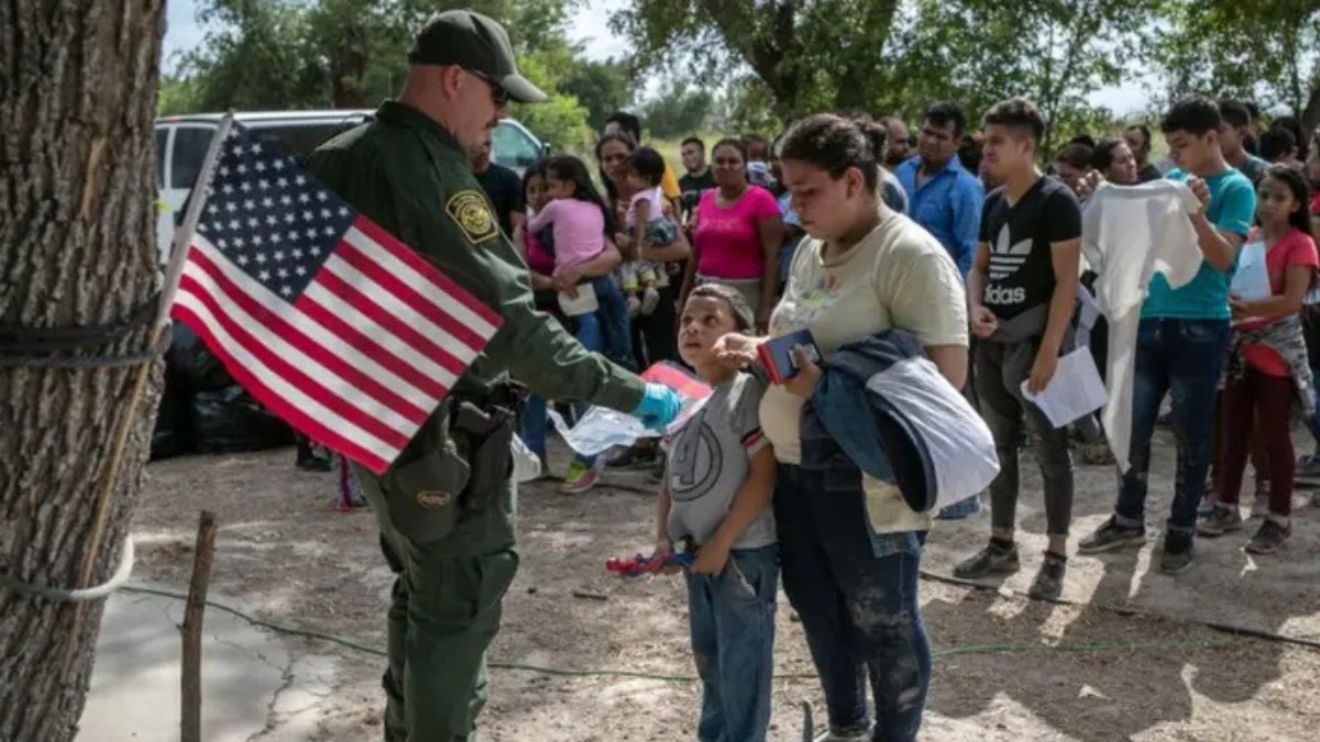 Estados Unidos lanza un nuevo plan para facilitar la salida voluntaria de inmigrantes indocumentados.