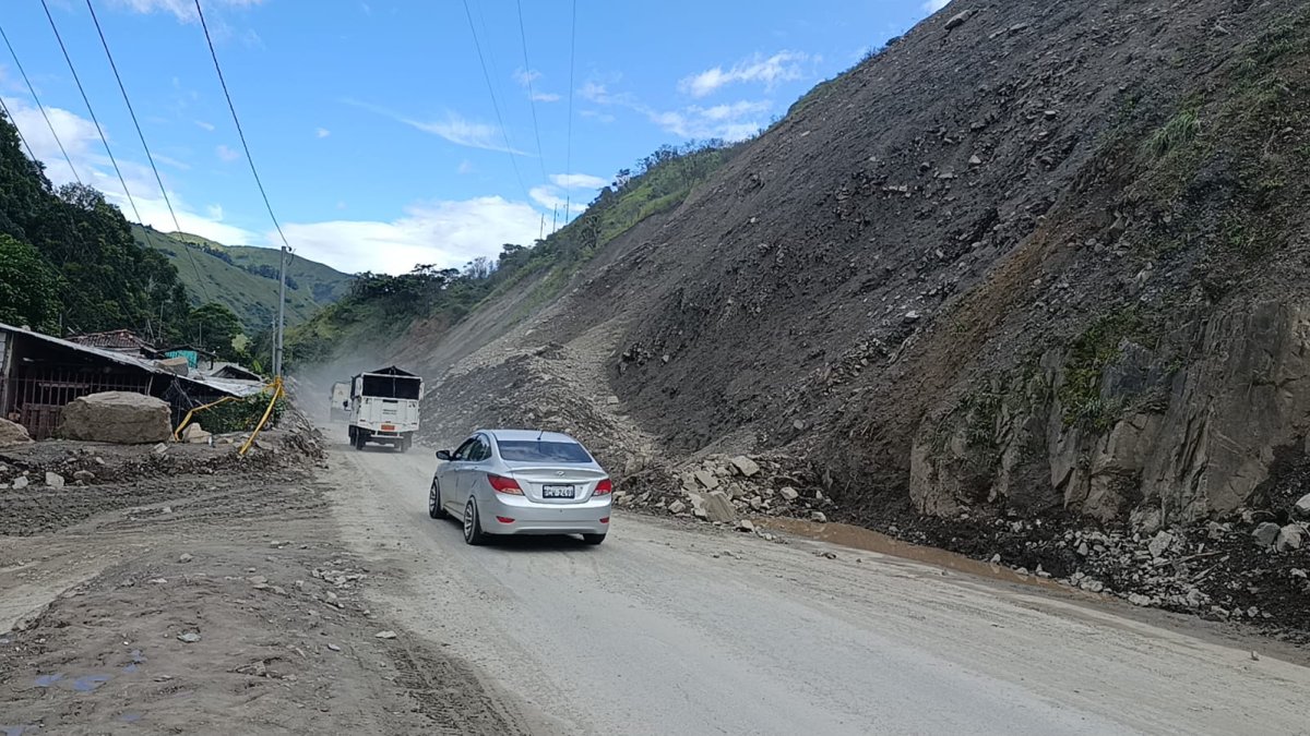 La vía ha sufrido graves afectaciones por los deslaves.