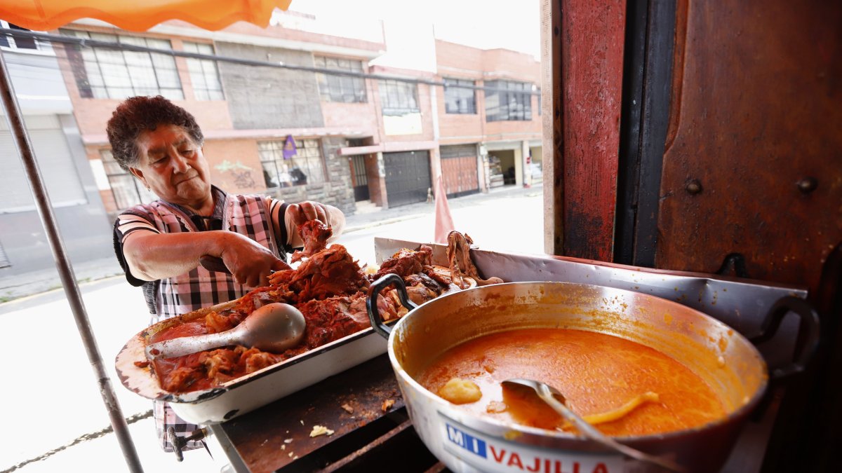 Lucila Correa ofrece el feto de vaca, mejor conocido como ville.