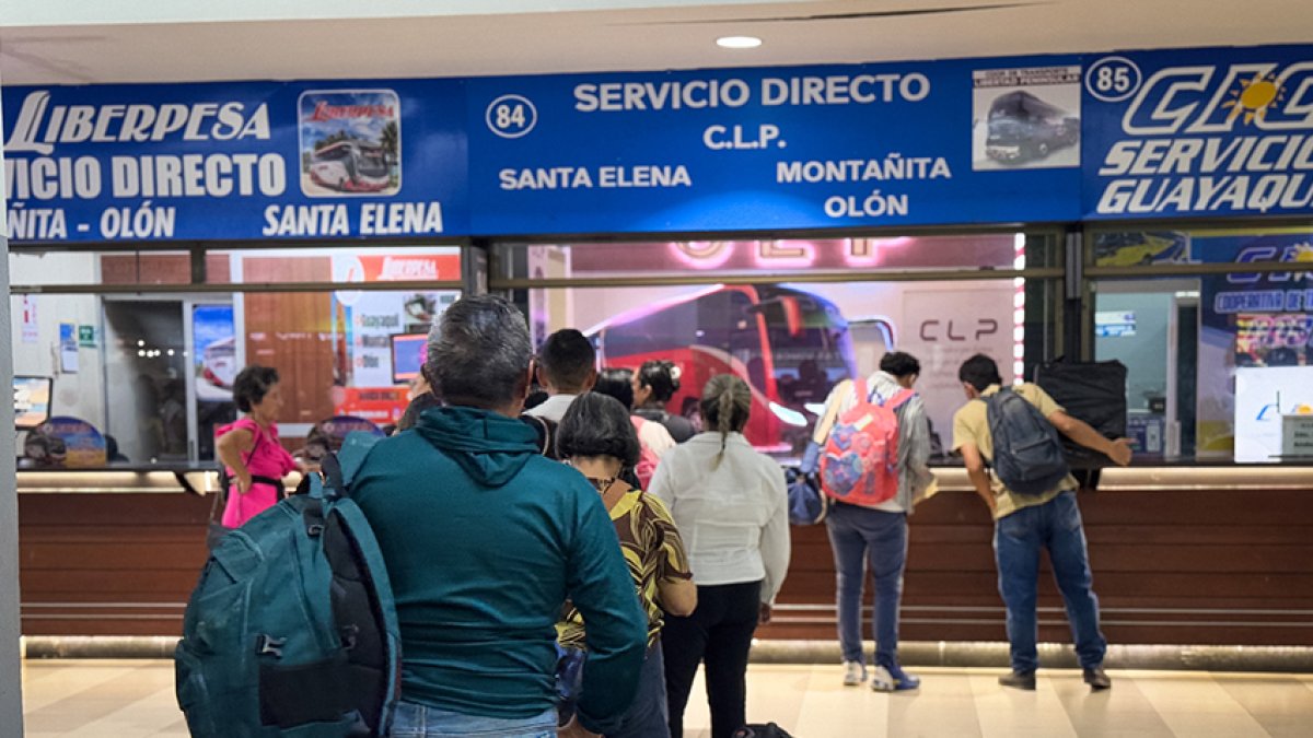 Usuarios retornan a las terminales terrestres de Guayaquil en las noches tras el fin del toque de queda.