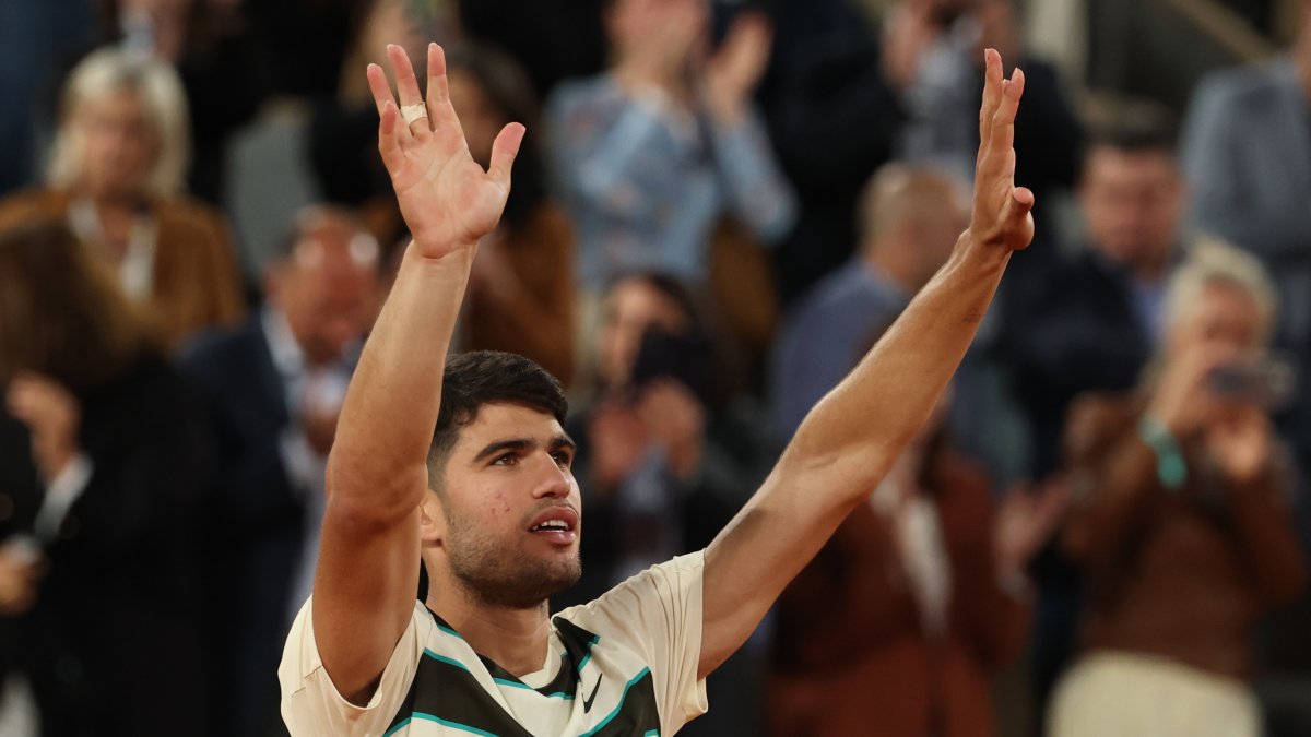 Alcaraz levanta las manos en señal de victoria cuando Musetti tras ir 4-6, 7-6(3), 6-0 y 2-0.