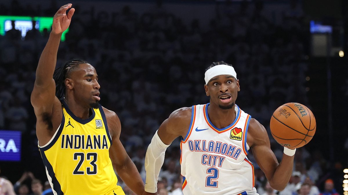 Shai Gilgeous-Alexander de los Oklahoma City Thunder y Aaron Nesmith de los Indiana Pacers durante el primer partido de las Finales de la NBA 2025 en el Paycom Center.