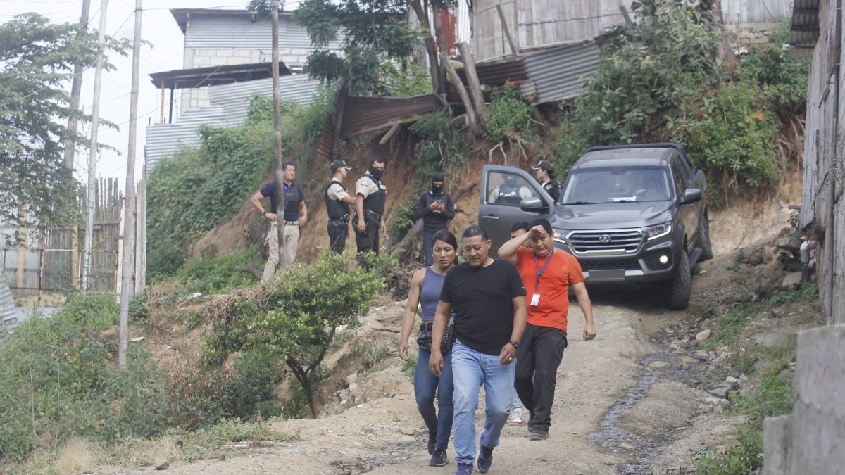 La Policía realizó allanamientos que permitió la captura de cinco personas.