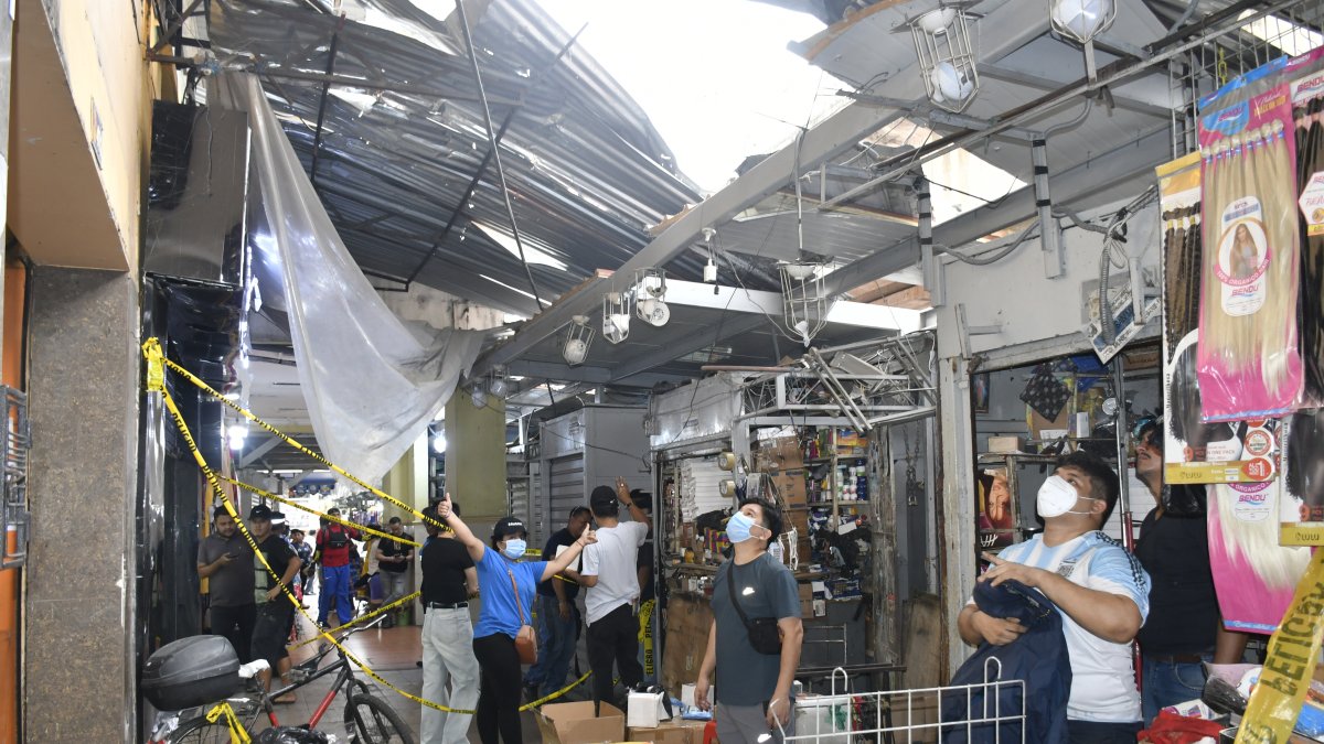 Operativo en el que agentes capturaron a dos sospechosos frente a los comerciantes.