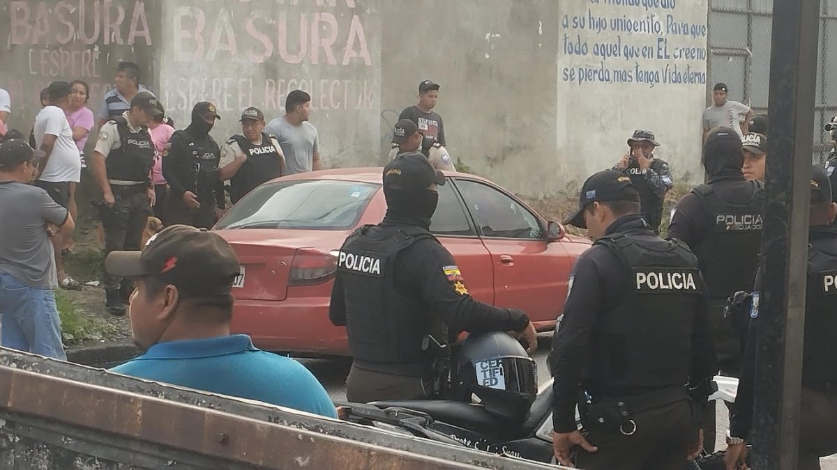 El cuerpo de la víctima quedó dentro de un vehículo de color rojo.