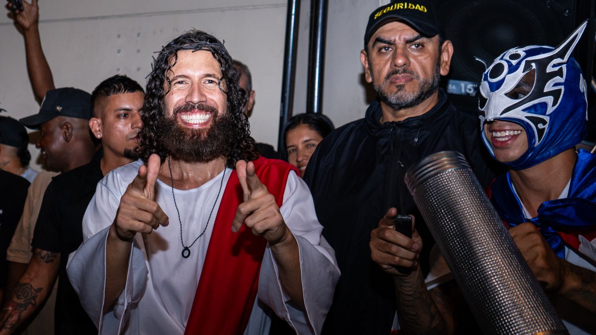 La presencia de Jesús enciende la fiesta en la Calle del Sabor de Cali. Decenas de personas lo rodean para cantar, tocar instrumentos o tomarse fotografías.