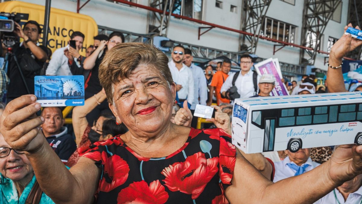 Punto de entrega de la tarjeta Guayaca Financiera en la Terminal Río Daule.