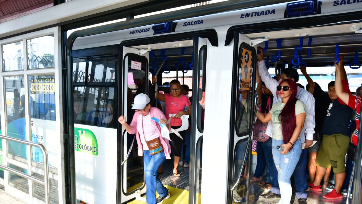 Movilidad urbana se intensifica por el feriado del Día del Trabajo.