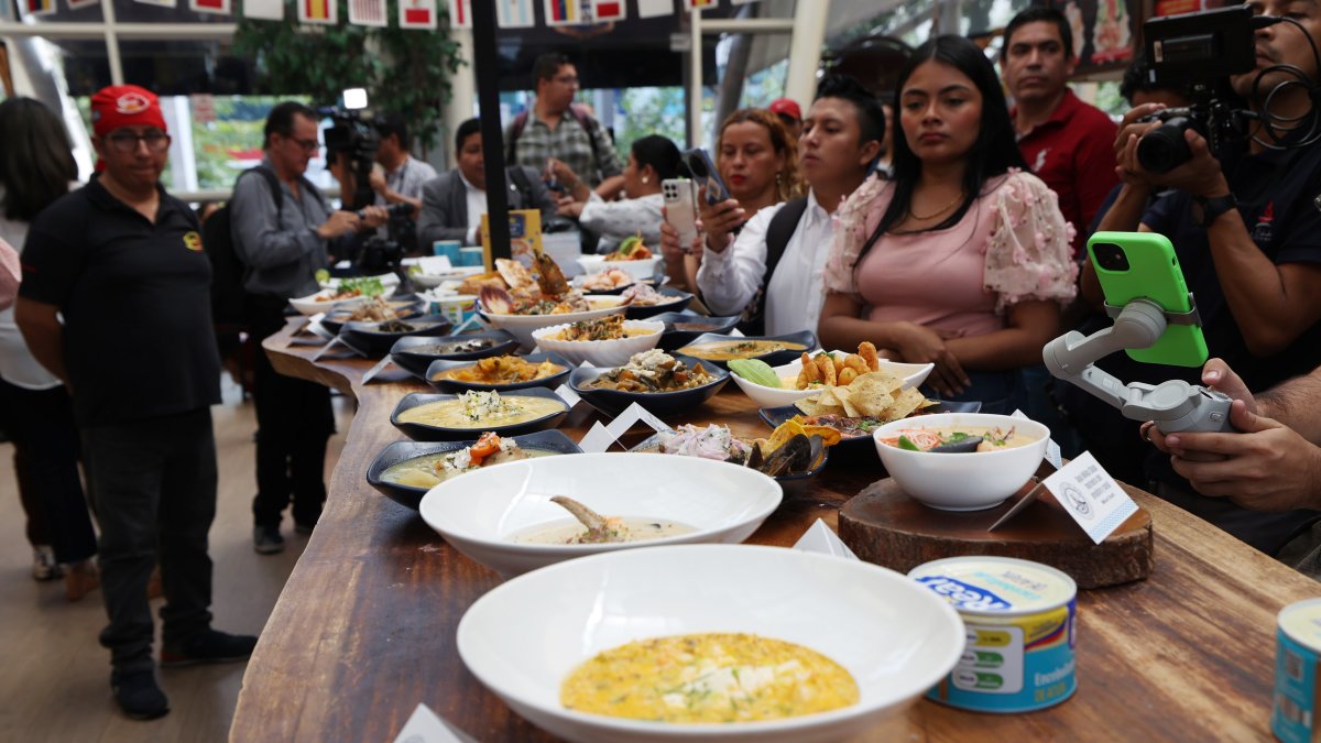 Exhibición de las más de 40 sopas participantes en el festival gastronómico.