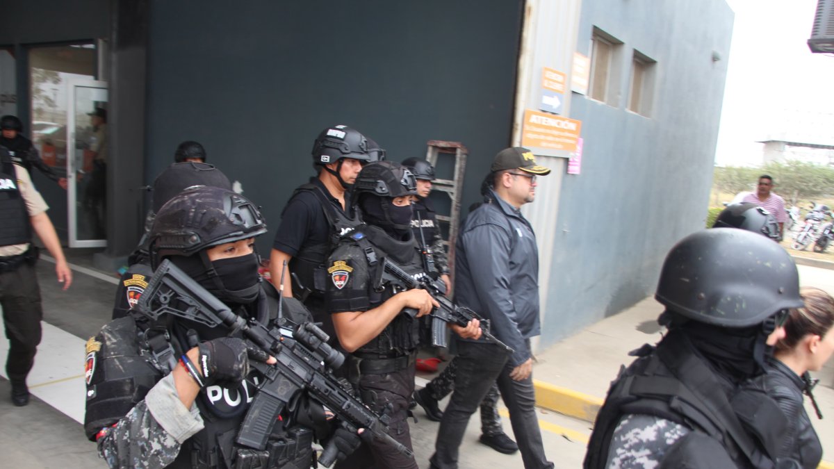 Agentes de la Policía Nacional toman el control de la Agencia de Tránsito de Durán.