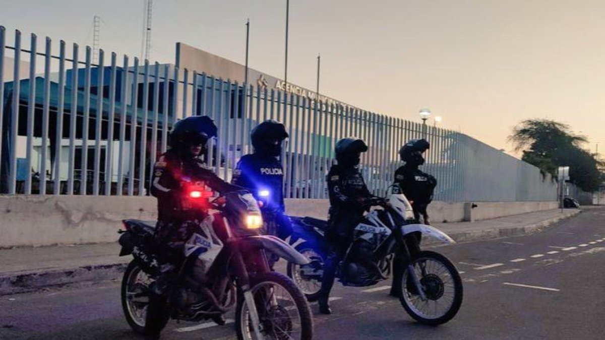 Agentes de la Policía Nacional asumen el control del tránsito en Manta.