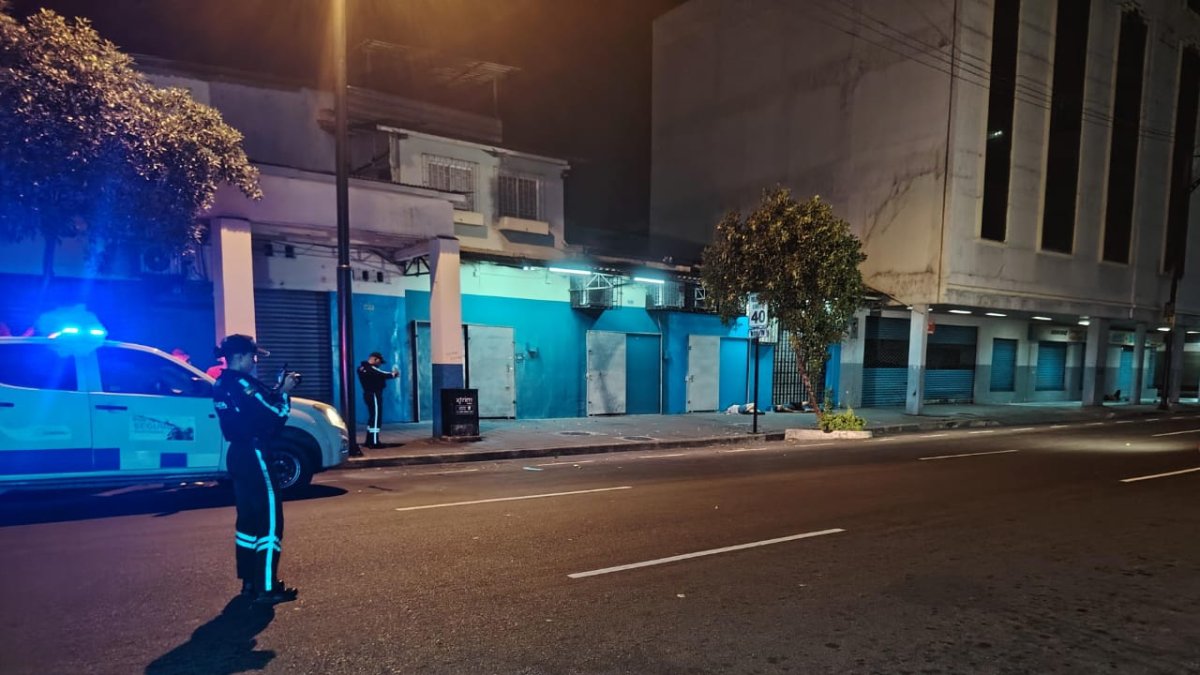 Agentes de la Policía Nacional realizaron un operativo en el centro de Guayaquil tras el asesinato de una pareja.