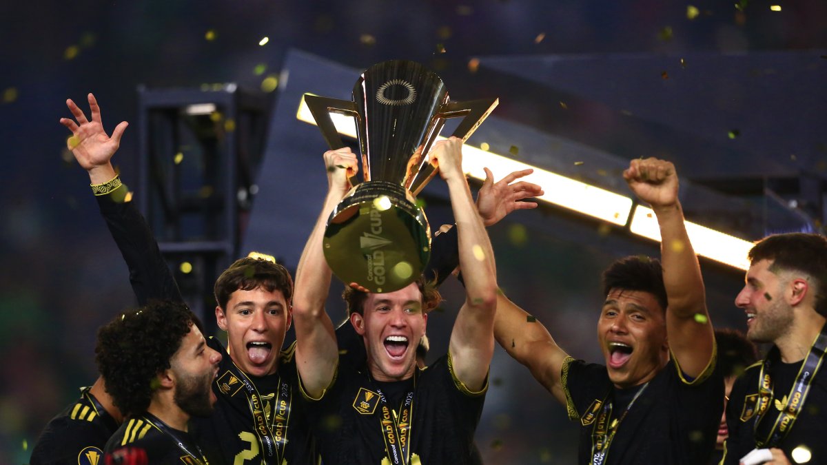 Marcel Ruiz (C) levanta el trofeo de campeones de la Copa de Oro 2025.