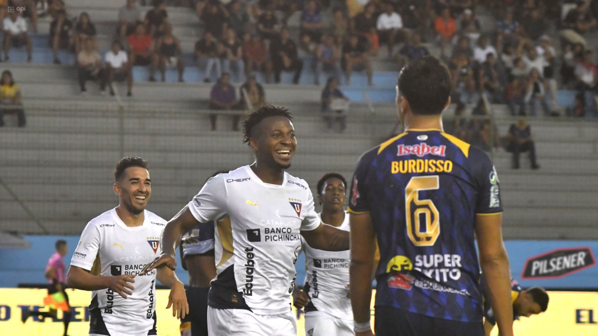 Michael Estrada marcó un triplete en la victoria de Liga de Quito sobre Delfín.