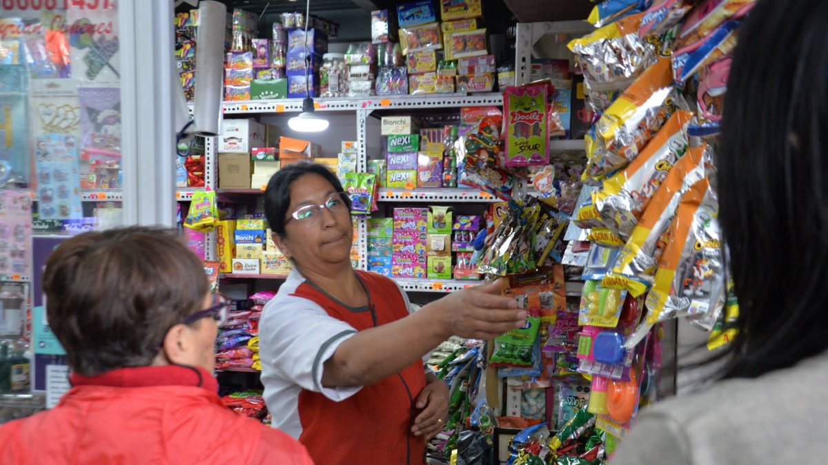 La caserita es delicada con sus clientes. Su forma de atraerlos es mostrándoles toda la variedad que ofrece su negocio.