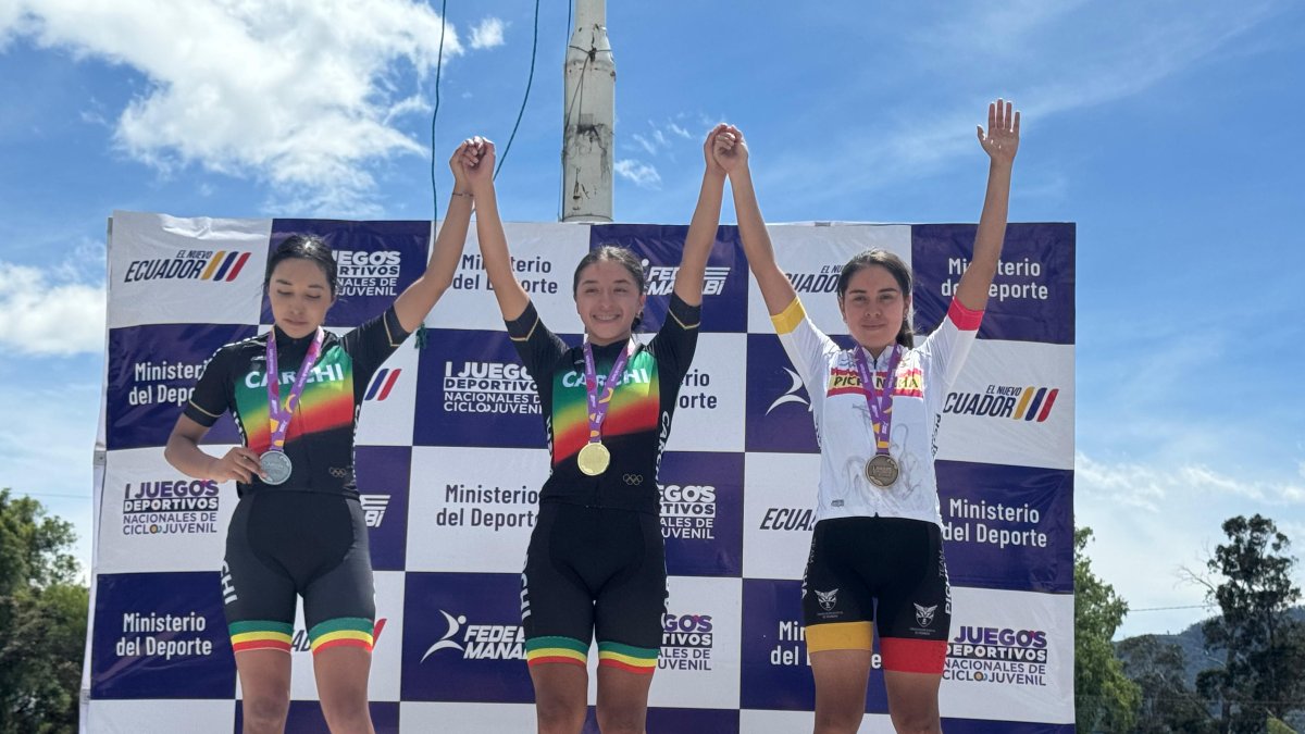Carchi hizo el 1-2 en la prueba de ciclismo de ruta con el oro de Nahomi (c) y la plata de Allison Fuertes (i).