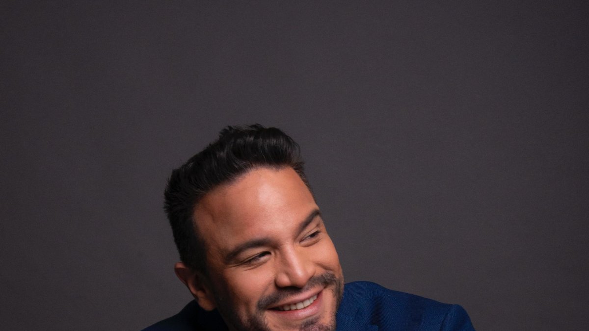 El Chino Moreira estudió Artes Escénicas en Argentina.