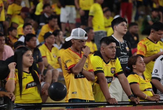 (Video) Hinchas de Barcelona irrumpieron la concentración para increpar a jugadores