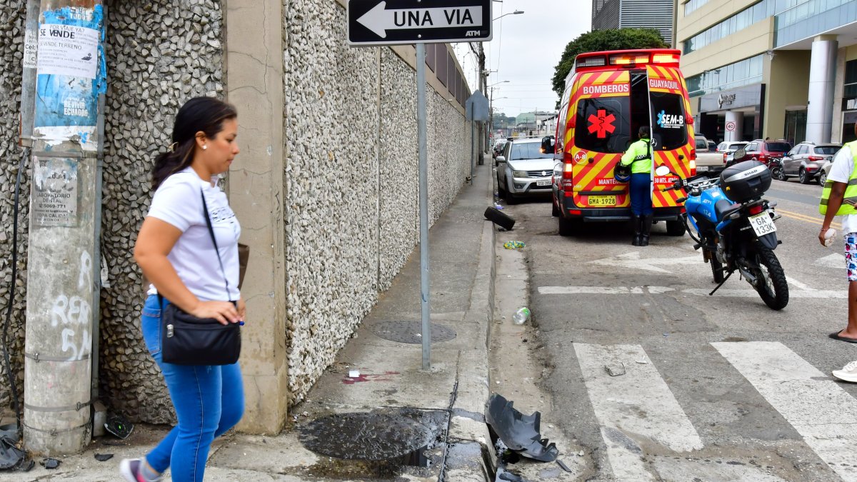 Accidente de tránsito dejó persona herida, el hecho ocurrió por qué los autos esquivan un hueco en la calle.