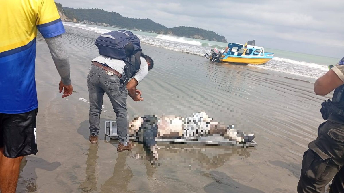 El cuerpo de un hombre sin vida fue hallado la tarde de este viernes en la playa de Atacames, en el sur de Esmeraldas.