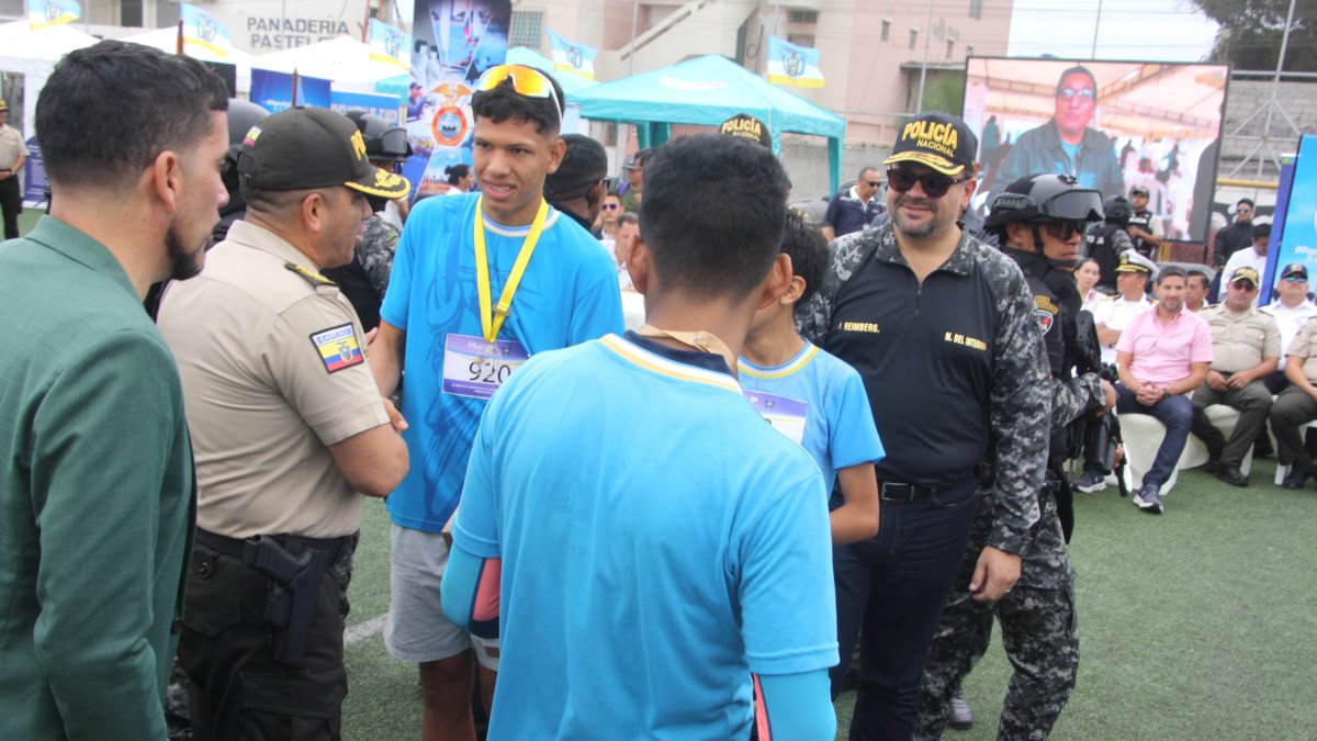 El Ministro Jhon Reimberg junto a autoridades policiales premiaron a los chicos en las competiciones