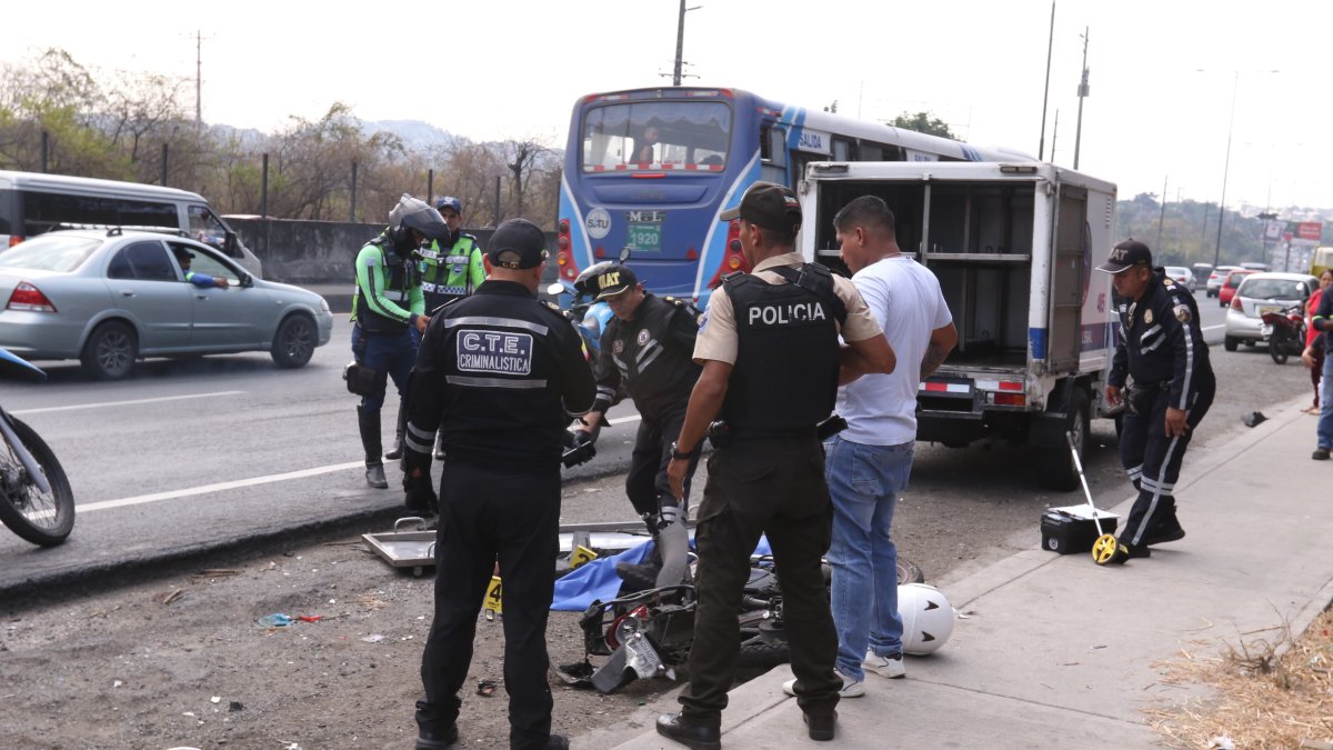 La motocicleta de la víctima quedó destrozada por el accidente.