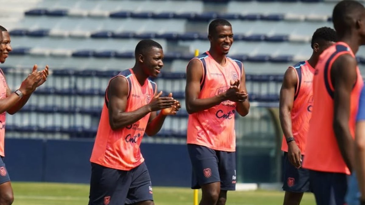 Willian Pacho (d) junto a Moisés Caicedo en el entrenamiento de la Tricolor.