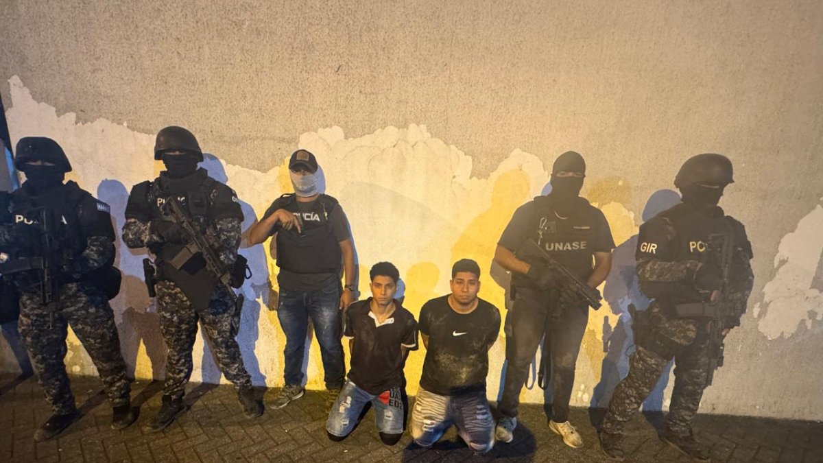 Dos jóvenes fueron detenidos durante el operativo en una hacienda de la provincia de Guayas