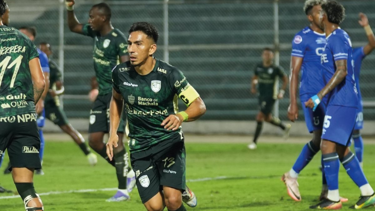 Ángel Mena abrió la cuenta en el estadio 9 de Mayo de Machala.