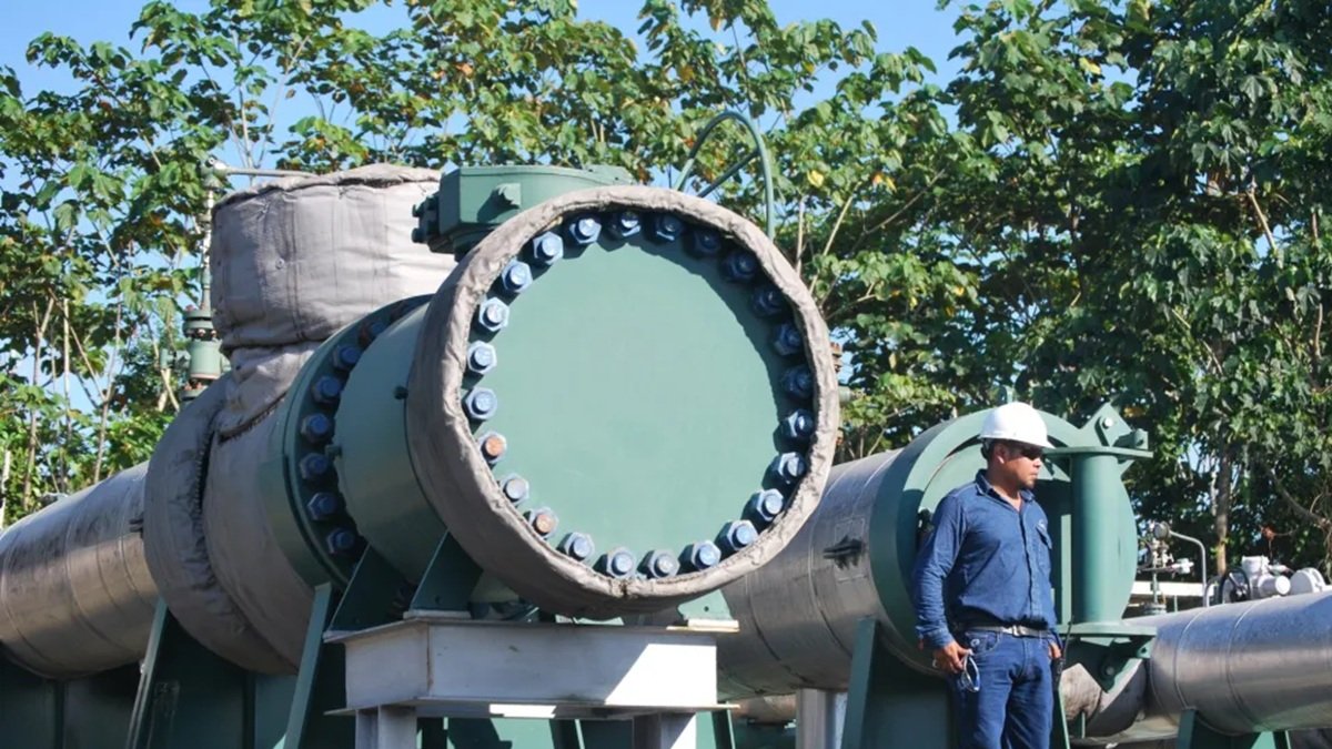 Un trabajador de la estatal Petroecuador en una foto de archivo.