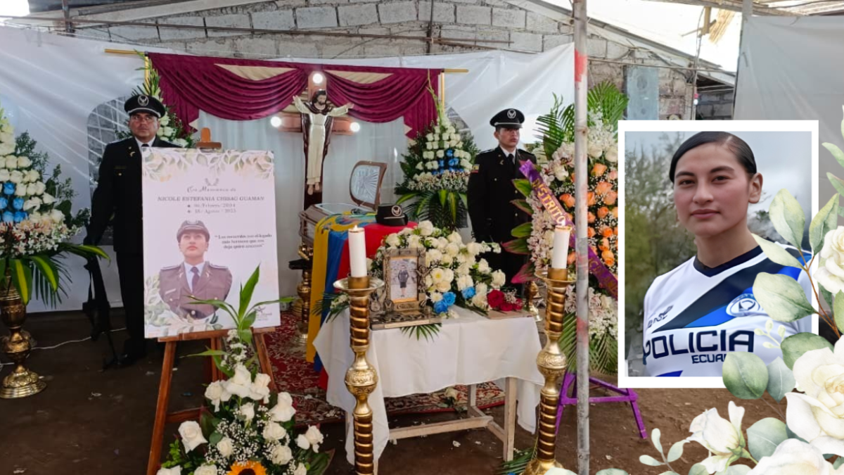 La policía Nicole Chisag fue despedida por sus familiares y compañeros en Santa Rosa de Ambato.