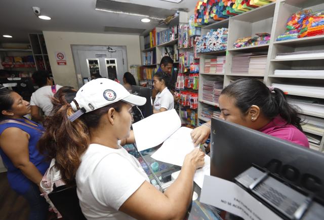 Sanciones en Ecuador para instituciones que obliguen a comprar uniformes y útiles