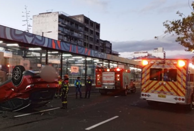 Quito: cierre vial en la 10 de Agosto por choque entre furgoneta y auto
