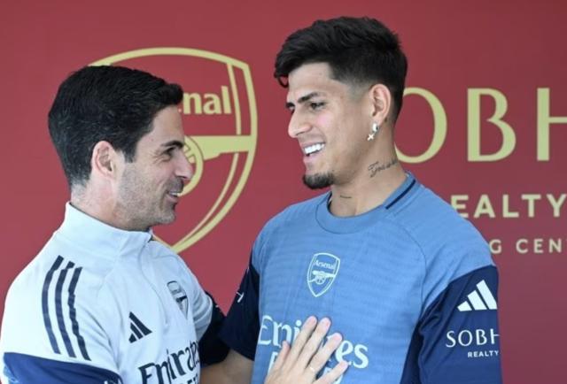 Hincapié ya cautivó a Arteta: "Hará que el Arsenal tenga una plantilla más fuerte"