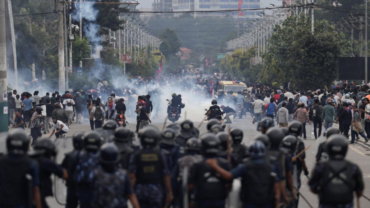 Al menos 19 muertos tras jornada violenta en Nepal.