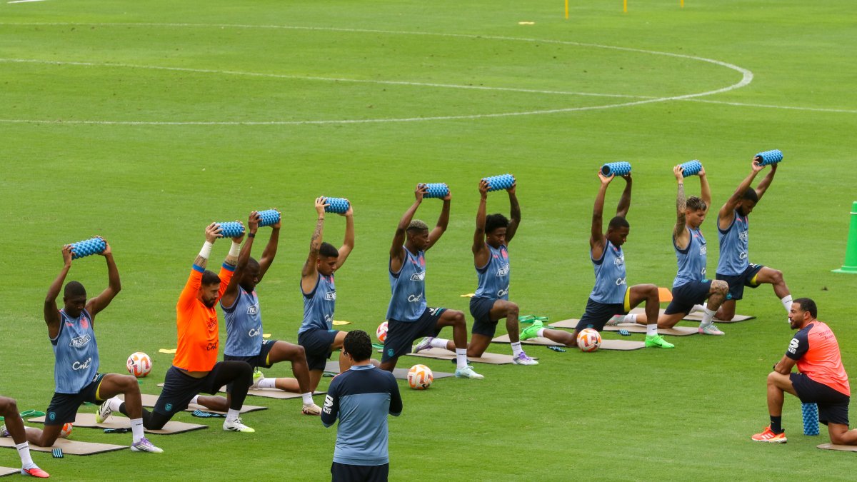 Jugadores de la selección de Ecuador participan en un entrenamiento este sábado, en el estadio Monumental en Guayaquil.