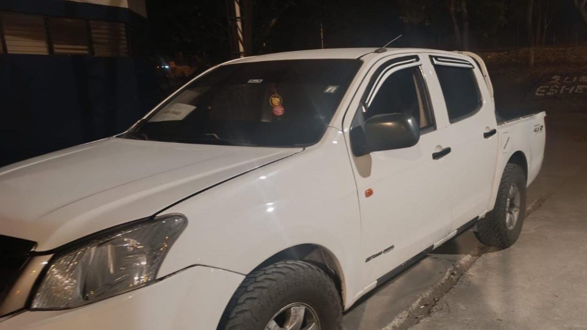 Esta es la camioneta blanca 4x4 en la que se habría cometido el crimen de José Luis Ceicedo, expresidente del GAD de Chinca.