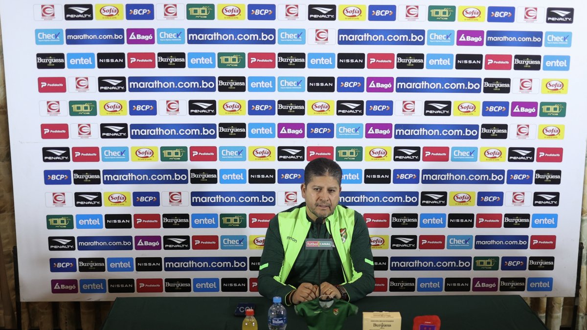 El seleccionador de Bolivia, Óscar Villegas, en la última rueda de prensa en La Paz.