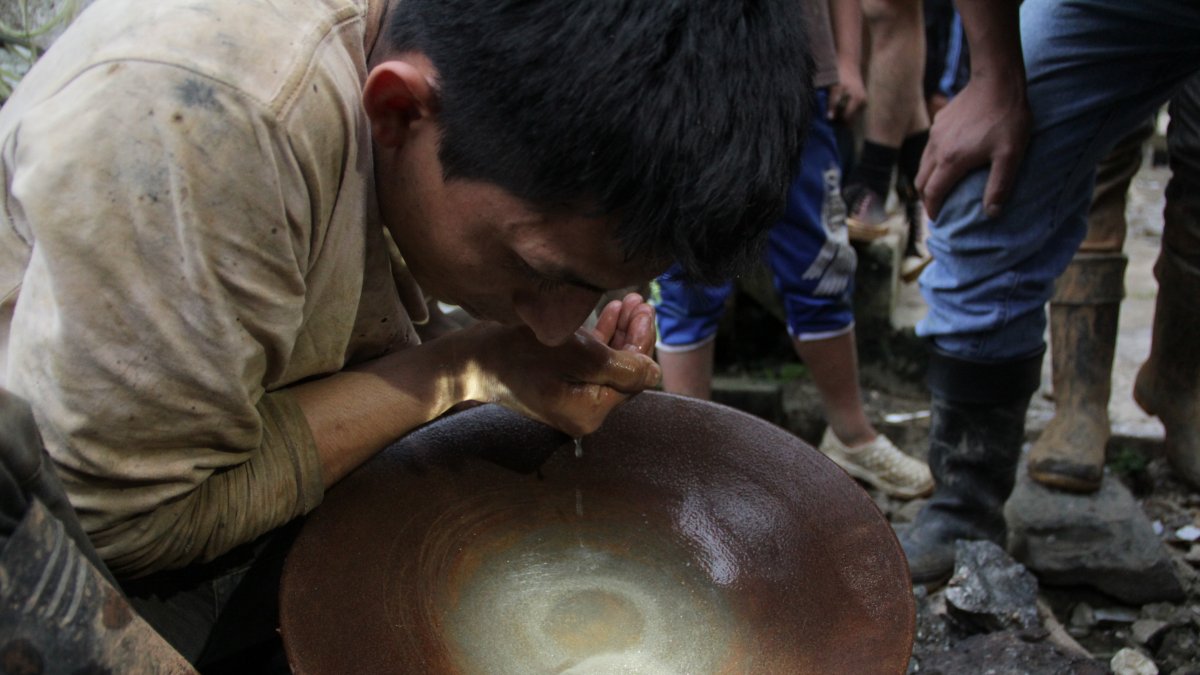 Imagen referencial. Expertos advierten que gran parte del oro extraído ilegalmente termina en Emiratos Árabes Unidos, para que su rastro se desvanezca.