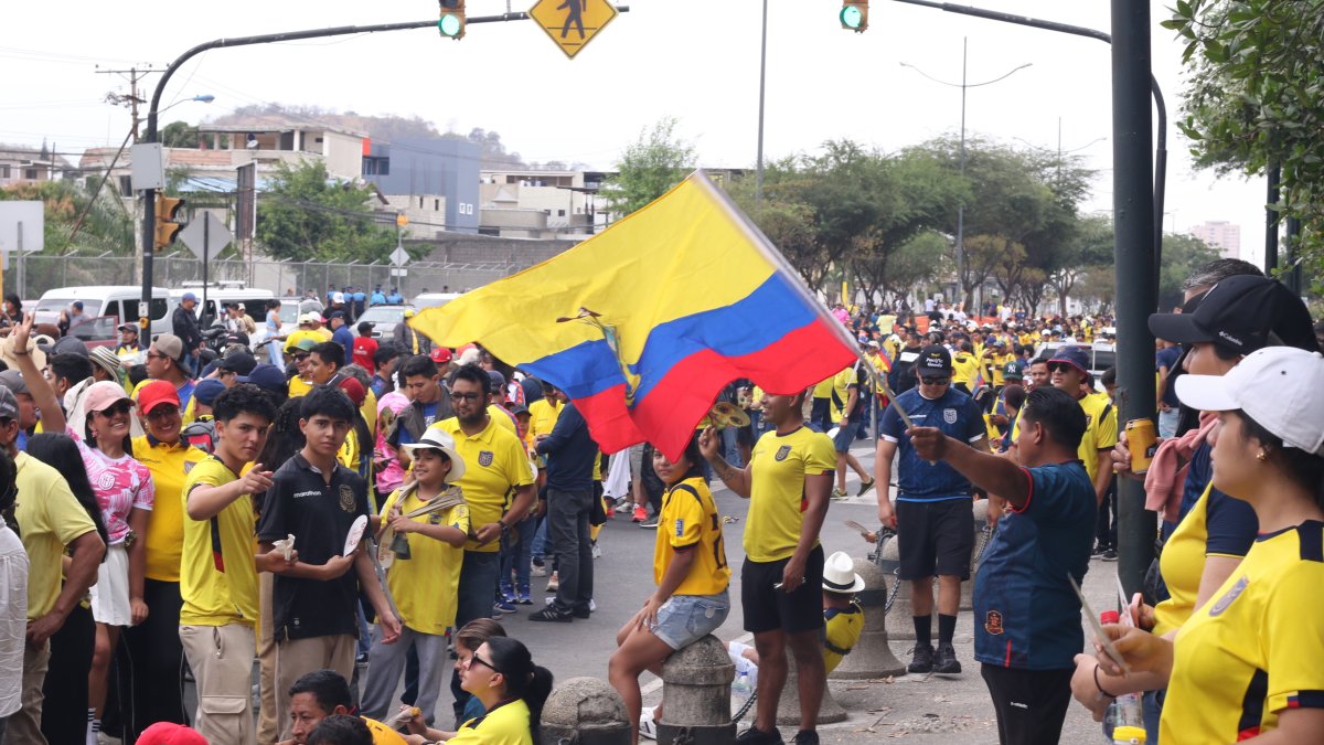 Hinchas de Ecuador en la Av. Barcelona rumbo al estadio Monumental.