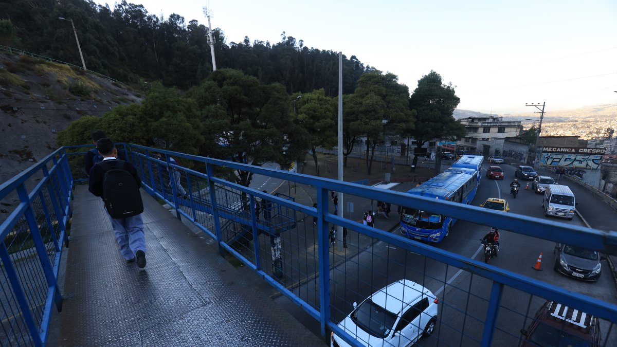 El regreso a clases obliga a ciertos niños a sortear el caos vehicular desde temprano. En este caso, el pequeño pudo acceder a un puente peatonal.